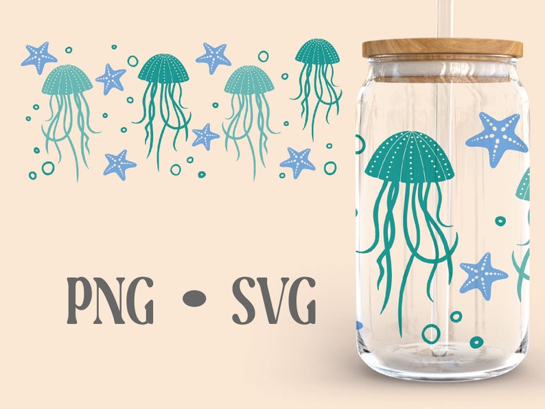 Pode incluir: Um copo de vidro transparente com tampa de madeira e um canudo. O copo tem um design de &aacute;guas-vivas azuis e verdes e estrelas do mar azuis. O texto "PNG - SVG" &eacute; vis&iacute;vel na parte inferior da imagem.