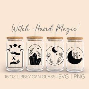 Puede incluir: Cuatro tarros de vidrio de 473 ml con tapas de madera y pajitas transparentes. Cada tarro tiene un dise&ntilde;o diferente en blanco y negro que incluye una luna creciente, estrellas, manos, cristales y hojas. El texto "Witch Hand Magic" est&aacute; en la parte superior de la imagen. El texto "16 OZ LIBBEY CAN GLASS SVG | PNG" est&aacute; en la parte inferior de la imagen.