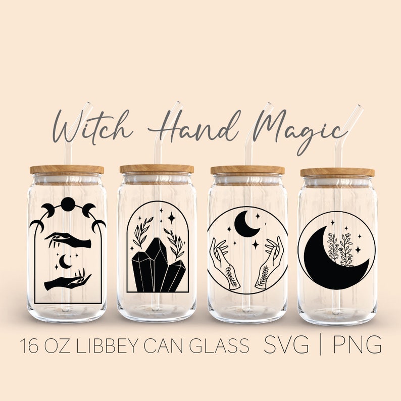 Puede incluir: Cuatro tarros de vidrio de 473 ml con tapas de madera y pajitas transparentes. Cada tarro tiene un dise&ntilde;o diferente en blanco y negro que incluye una luna creciente, estrellas, manos, cristales y hojas. El texto "Witch Hand Magic" est&aacute; en la parte superior de la imagen. El texto "16 OZ LIBBEY CAN GLASS SVG | PNG" est&aacute; en la parte inferior de la imagen.