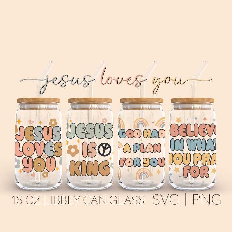 Op de afbeelding: Vier glazen potten van 473 ml met houten deksels en rietjes. De potten hebben kleurrijke ontwerpen met religieuze boodschappen, waaronder "Jezus houdt van je", "Jezus is Koning", "God had een plan voor je" en "Geloof in waarvoor je bidt".