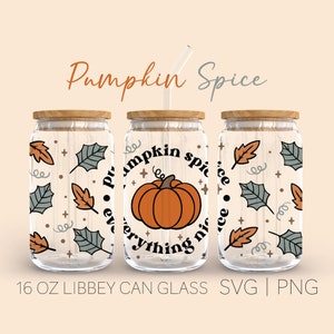 Puede incluir: Tres tarros de vidrio de 473 ml con tapas de madera y un diseño de otoño. Los tarros tienen un patrón de hojas, espirales y estrellas. El tarro del medio tiene una calabaza y el texto "Pumpkin Spice Everything Nice".