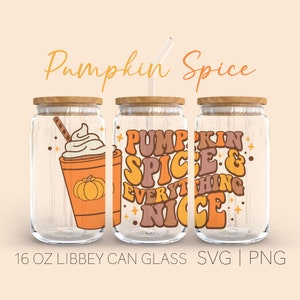 Peut inclure: Trois gobelets en verre de 473 ml avec couvercles et pailles. Les gobelets présentent un motif d'automne avec le texte "Pumpkin Spice Everything Nice" dans une police rétro. Un gobelet a une image de dessin animé d'un latte à la citrouille et aux épices.