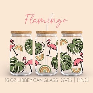 Puede incluir: Tres vasos de lata Libbey transparentes de 473 ml con tapas de madera y una pajita. Los vasos están decorados con dibujos lineales de flamencos rosas, hojas de monstera verdes y diseños de arcoíris. La palabra "Flamingo" está escrita en rosa.