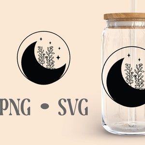 Puede incluir: Ilustraci&oacute;n en blanco y negro de una luna creciente con estrellas y brotes florales dentro de un c&iacute;rculo. El dise&ntilde;o est&aacute; en un vaso de vidrio transparente con tapa de madera y una pajita.