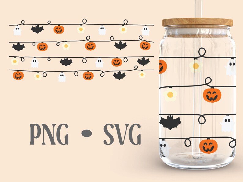 Puede incluir: Un vaso de vidrio transparente con tapa de madera y una pajita. El vaso tiene un dise&ntilde;o de tem&aacute;tica de Halloween con una cadena de luces con fantasmas, murci&eacute;lagos y calabazas.