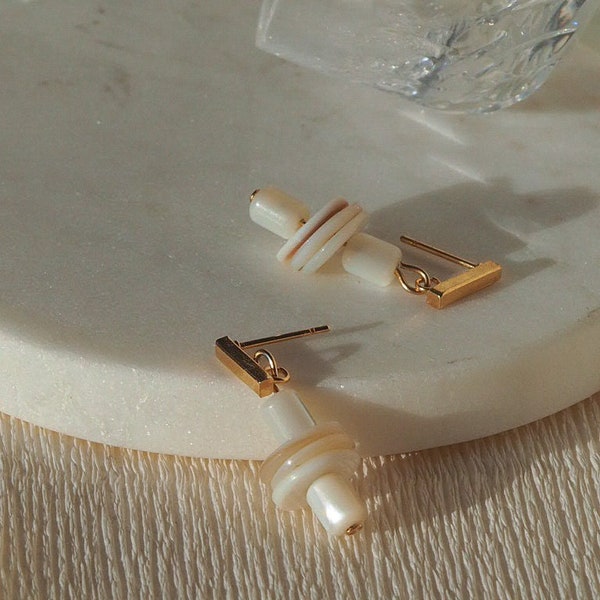 THE INTUITIVE Earrings | goldene handgemachte Ohrringe mit Muschelperlen - aesthetic handmade jewelry