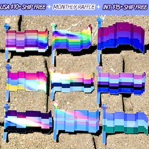 Peut inclure: Neuf drapeaux de fierté pixelisés différents sur un fond de briques. Les drapeaux sont tous de couleurs différentes et représentent différentes orientations sexuelles et identités de genre. Les drapeaux sont tous sur un fond de briques.