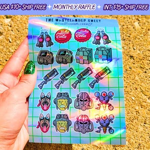 Peut inclure: Une feuille d'autocollants holographiques avec divers motifs, notamment des bouchons de bouteilles, des trousses médicales, des armes et des visages de personnages. Le texte "THE WASTELANDER SHEET" et "@THESTICKERALCHEMIST" sont visibles. Les autocollants sont sur un fond jaune texturé.