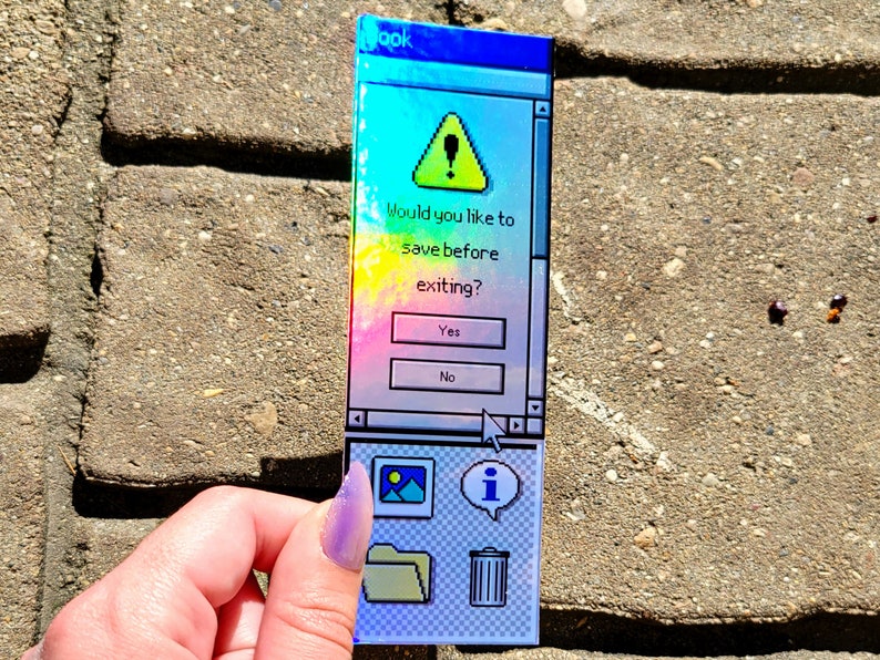 Pode incluir: Marcador retangular com um design de interface de computador retr&ocirc;. O marcador exibe uma caixa de di&aacute;logo com o texto "Would you like to save before exiting?" e as op&ccedil;&otilde;es "Yes" e "No". O fundo tem um gradiente de arco-&iacute;ris.