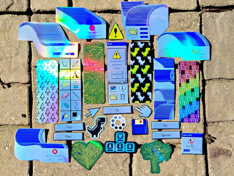 Puede incluir: Una colecci&oacute;n de 20 pegatinas coloridas con iconos de computadora retro, que incluyen un dinosaurio, un coraz&oacute;n, una carpeta, un puntero del mouse y un teclado. Las pegatinas est&aacute;n dispuestas sobre una superficie de ladrillo gris.