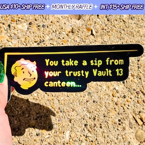 Pegatina de vinilo holográfica hecha a mano con la frase "Tomas un sorbo de tu confiable cantimplora Vault 13"