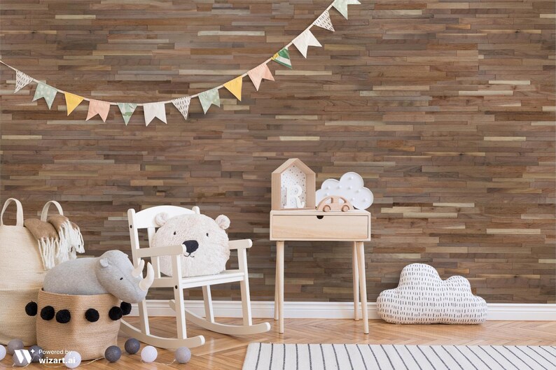 Pu&ograve; includere: Un muro in legno marrone chiaro con una sedia a dondolo bianca, un comodino bianco e un rinoceronte di peluche grigio. Il muro &egrave; decorato con una fila di bandierine colorate.
