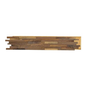 Pu&ograve; includere: Un pannello da parete in legno realizzato con diversi tipi di legno, con una miscela di tonalit&agrave; marrone chiaro e scuro. Il pannello &egrave; disposto in uno schema sfalsato, creando un aspetto unico e rustico.