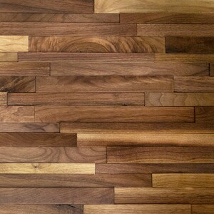 Pu&ograve; includere: Primo piano di una parete realizzata con assi di legno. Le assi sono disposte in modo casuale, creando una texture unica e interessante. Il legno &egrave; di un colore marrone intenso, con alcune variazioni pi&ugrave; chiare e pi&ugrave; scure.