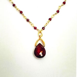 Collar artesanal con colgante de granate y cadena de cuentas de 2 mm. imagen 1