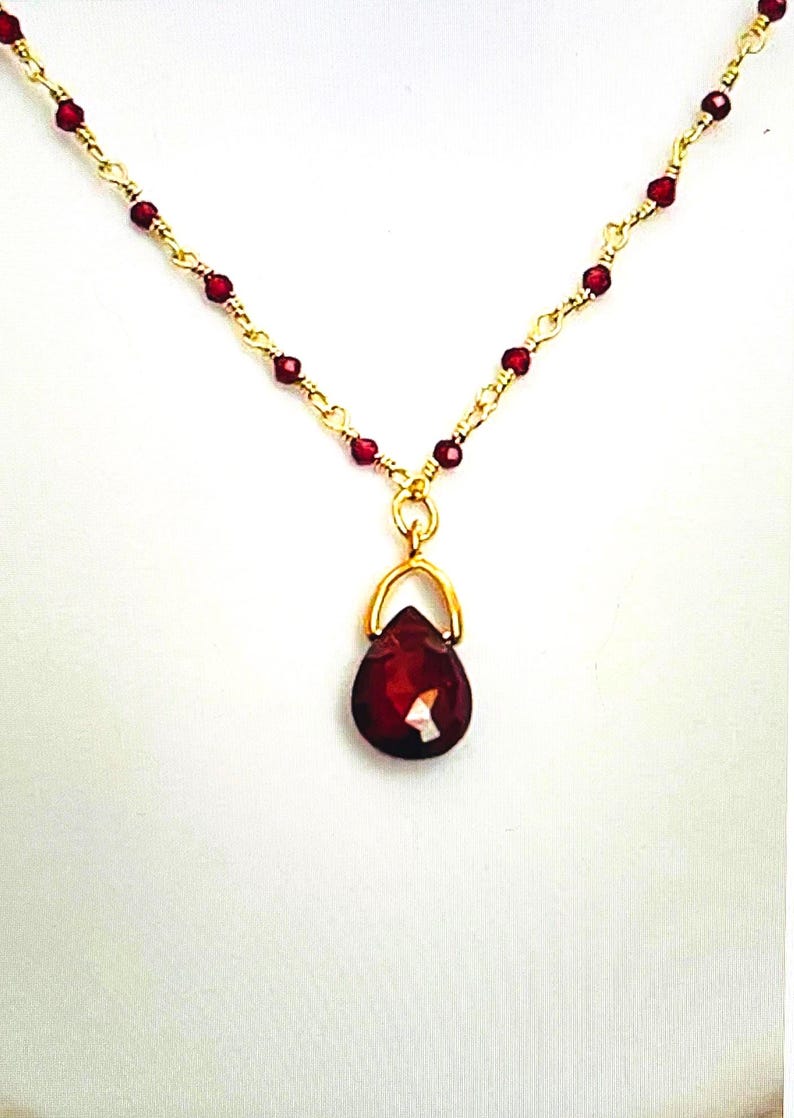 Collar artesanal con colgante de granate y cadena de cuentas de 2 mm. imagen 1