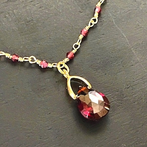 Collar artesanal con colgante de granate y cadena de cuentas de 2 mm. imagen 10