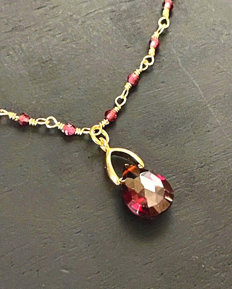 Collar artesanal con colgante de granate y cadena de cuentas de 2 mm. imagen 10