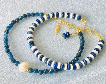 Dos pulseras, una de zafiro y otra de perla de agua dulce, y otra de lapislázuli y concha.