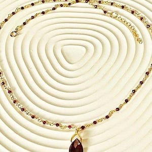 Collar artesanal con colgante de granate y cadena de cuentas de 2 mm. imagen 3