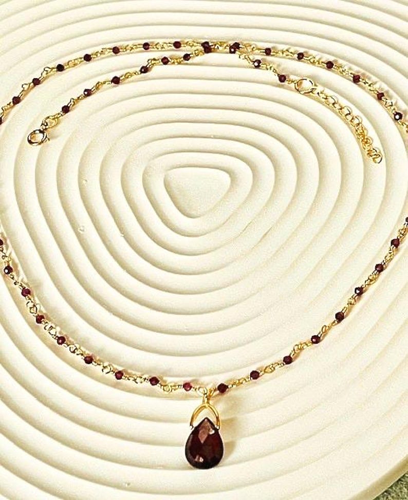 Collar artesanal con colgante de granate y cadena de cuentas de 2 mm. imagen 3