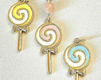 Collar con colgante de piruleta relleno de oro, detalle de gema, cadena de 40 cm