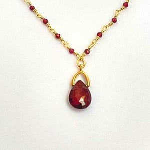 Collar artesanal con colgante de granate y cadena de cuentas de 2 mm. imagen 2