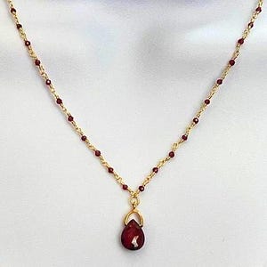 Collar artesanal con colgante de granate y cadena de cuentas de 2 mm. imagen 6