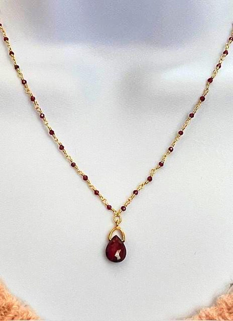 Collar artesanal con colgante de granate y cadena de cuentas de 2 mm. imagen 6