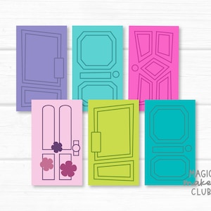 Op de afbeelding: Zes printbare deur sjablonen in verschillende kleuren, waaronder paars, teal, roze, groen en blauw. Elke deur heeft een eenvoudige omtrek met een knop en een raam. De tekst "Magic Maker Club" staat onderaan de afbeelding.