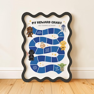 Könnte beinhalten: Ein rechteckiges Belohnungsdiagramm mit einem gewellten schwarzen Rahmen und dem Text My Reward Chart Jedi Training Academy. Das Diagramm zeigt einen blauen, geschlängelten Pfad mit Illustrationen von Star Wars-Figuren wie Chewbacca, R2-D2, BB-8, C-3PO, Darth Vader und Yoda sowie gelben Sternen.