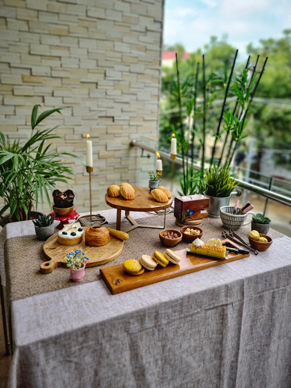 Gâteau en bois et plateau petit-déjeuner avec support en métal