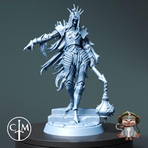 Könnte beinhalten: Hellblaue Figur einer königlichen Figur in kunstvoller Rüstung, die eine Laterne hält. Die Figur hat eine Krone und einen fließenden Umhang. Die Figur steht auf einer kleinen Plattform. Ein Logo befindet sich in der unteren linken Ecke.