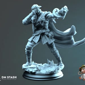 Könnte beinhalten: Eine detaillierte, graue 3D-gedruckte Figur eines Charakters in einer dynamischen Pose. Die Figur trägt ein detailliertes Outfit mit einem fließenden Umhang und steht auf einem strukturierten Sockel. Der Sockel hat eine kreisförmige Form. Der Text "DM STASH PRINT PAINT PLAY" ist sichtbar.