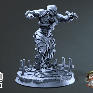 Könnte beinhalten: Eine graue, detaillierte Miniatur eines zombieartigen Wesens mit einem zerfetzten Tuch um die Taille, das auf einem felsigen Sockel mit kleinen Zäunen steht. Die Kreatur hat einen bedrohlichen Ausdruck und scheint in einem Zustand des Verfalls zu sein.
