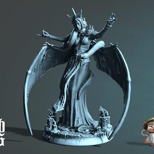 Può includere: Una miniatura monocromatica azzurra raffigurante una figura umanoide alata con un serpente avvolto attorno al busto, che indossa una corona e una lunga veste, in piedi su una base con candele. Le lettere FG sono stampate in bianco in basso a sinistra.