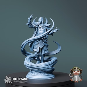 Könnte beinhalten: Hellblaue Fantasy-Figur eines männlichen Charakters mit langen Haaren und spitzen Ohren, der eine verzierte Rüstung und einen fließenden Umhang trägt. Die Figur ist von wirbelndem, stilisiertem Stoff umgeben. Der Sockel trägt den Text "DM STASH PRINT.PAINT.PLAY."