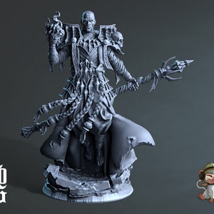 Op de afbeelding: Een grijs, gedetailleerd miniatuurbeeldje van een tovenaar die een staf en een schedel vasthoudt. De tovenaar draagt een lange robe met ingewikkelde details en heeft een strenge uitdrukking.