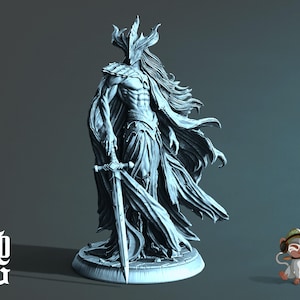 Può includere: Una statuetta monocromatica grigia di una figura umanoide alta e snella che indossa una corona a punte e un mantello fluente e logoro. La figura ha capelli lunghi, addominali definiti e impugna una grande spada dritta verso la base.