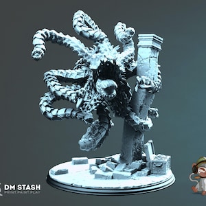Könnte beinhalten: Eine detaillierte, grau 3D-gedruckte Monsterfigur mit mehreren Tentakeln, einem großen Maul und einer Säule. Die Figur steht auf einer runden Basis mit Trümmern. Der Text "DM STASH PRINT PAINT PLAY" ist sichtbar. Ein Cartoon-Affe ist in der Ecke.