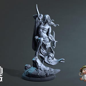 Könnte beinhalten: Eine graue, detaillierte Miniatur-Skulptur einer Figur mit langen Haaren und einem fließenden Gewand, die ein Schwert hält und auf einem felsigen Sockel steht.