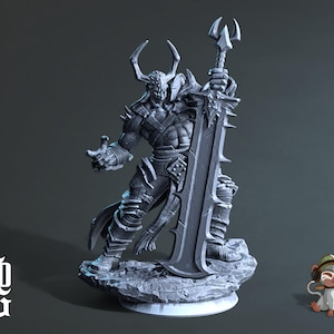 Könnte beinhalten: Eine graue, detaillierte Miniaturfigur eines gehörnten, gepanzerten Kriegers, der ein großes Schwert hält. Der Krieger steht auf einem felsigen Sockel.