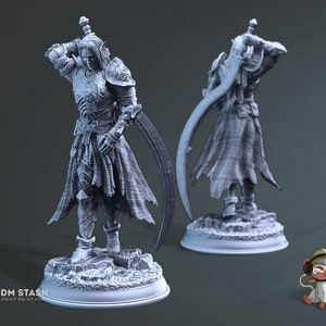 Peut inclure: Une miniature d'un chevalier en armure complète tenant une épée courbe, imprimée en 3D en gris. Le chevalier est debout sur une base rocheuse. La miniature est imprimée dans un style détaillé.