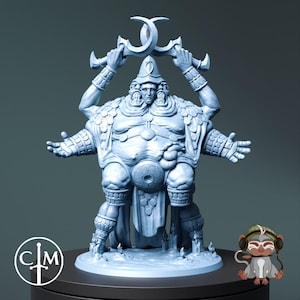 Könnte beinhalten: Hellblaue Figur einer mehrarmigen, mehrgesichtigen humanoiden Figur, die zwei gebogene Klingen hält. Die Figur hat einen großen Torso, eine verzierte Rüstung und eine konische Kopfbedeckung. Ein Logo ist auf dem Sockel sichtbar.