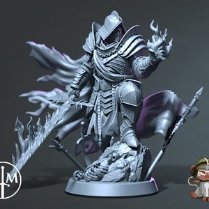 Peut inclure: Une figurine miniature peinte en gris d'un guerrier portant une armure et une cape à capuche, tenant une épée enflammée et debout sur une base rocheuse. Le guerrier est entouré de tissu fluide.