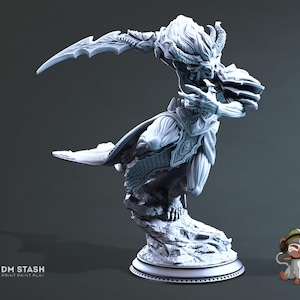 Könnte beinhalten: Eine detaillierte, weiße, 3D-gedruckte Miniatur eines Fantasy-Wesens mit Hörnern, Flügeln und einem Schwert. Das Wesen ist in einer dynamischen Angriffshaltung dargestellt. Die Miniatur steht auf einem felsigen Sockel.