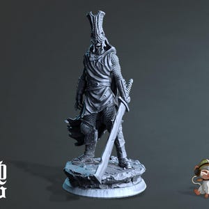 Könnte beinhalten: Eine detaillierte, graue, 3D-gedruckte Miniatur eines Ritters in Rüstung, der ein Schwert hält. Der Ritter trägt einen Helm mit einem hohen, spitzen Kamm. Die Miniatur steht auf einem felsigen Sockel.