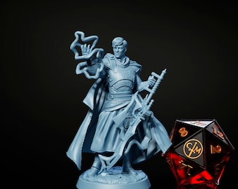Pode incluir: Uma figura em miniatura de plástico azul de um paladín humano segurando uma espada e um orbe brilhante. A figura está em pé sobre uma base redonda. A figura está ao lado de um dado vermelho de 20 faces com números dourados e um logotipo dourado Claymore Miniatures.