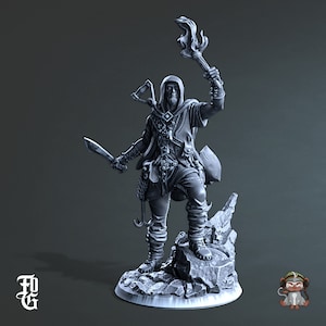 Könnte beinhalten: Eine graue bemalte Miniaturfigur einer Person, die eine Fackel und einen Dolch hält. Die Figur steht auf einem felsigen Sockel.