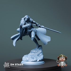 Könnte beinhalten: Hellblaue Figur eines Kriegers in dynamischer Pose, der ein Schwert hält. Die Figur ist detailliert mit Rüstung, einem fließenden Umhang und steht auf einem felsigen Sockel. Der Sockel befindet sich auf einer schwarzen, kreisförmigen Plattform. Der Text "DM STASH PRINT.PAINT.PLAY" ist sichtbar.